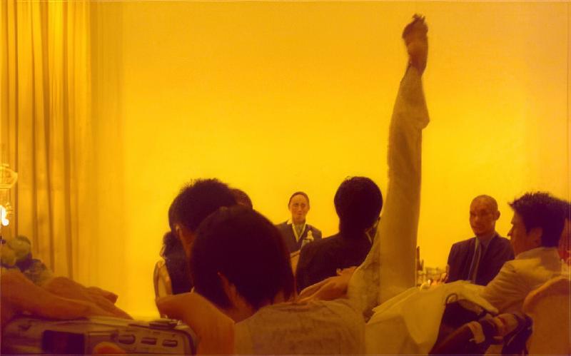 真上に伸びる足