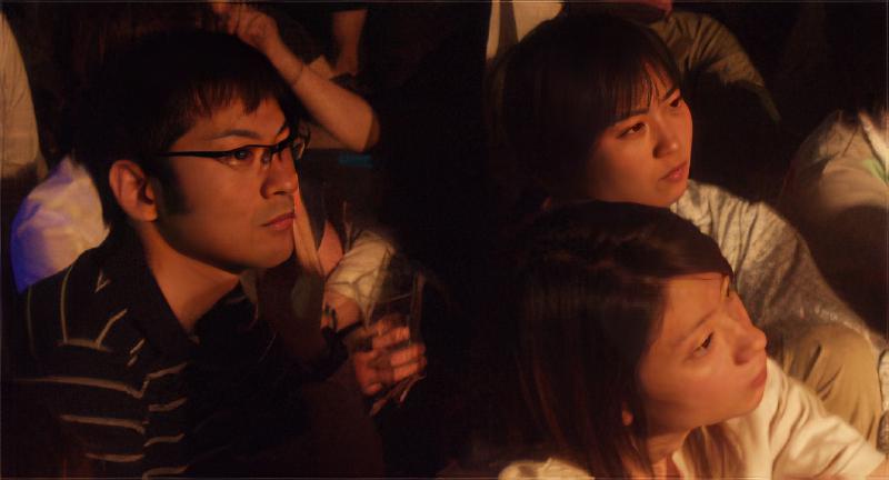 真剣な表情でdrawing4-5を見るキョウコ